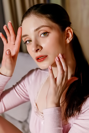 Marion Summers Sultry Beauty Turns Her Seductive Gaze To You